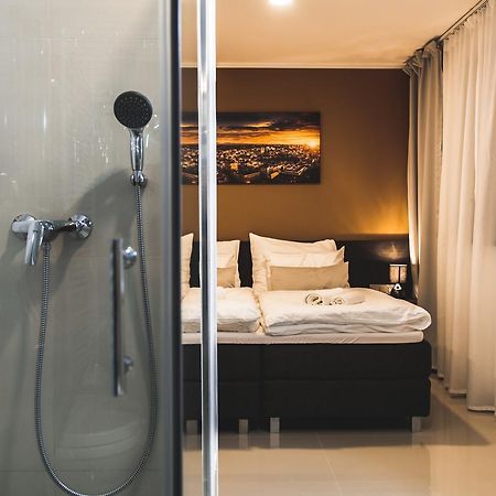 Silesia Residence オストラヴァ エクステリア 写真 A shower in a hotel room