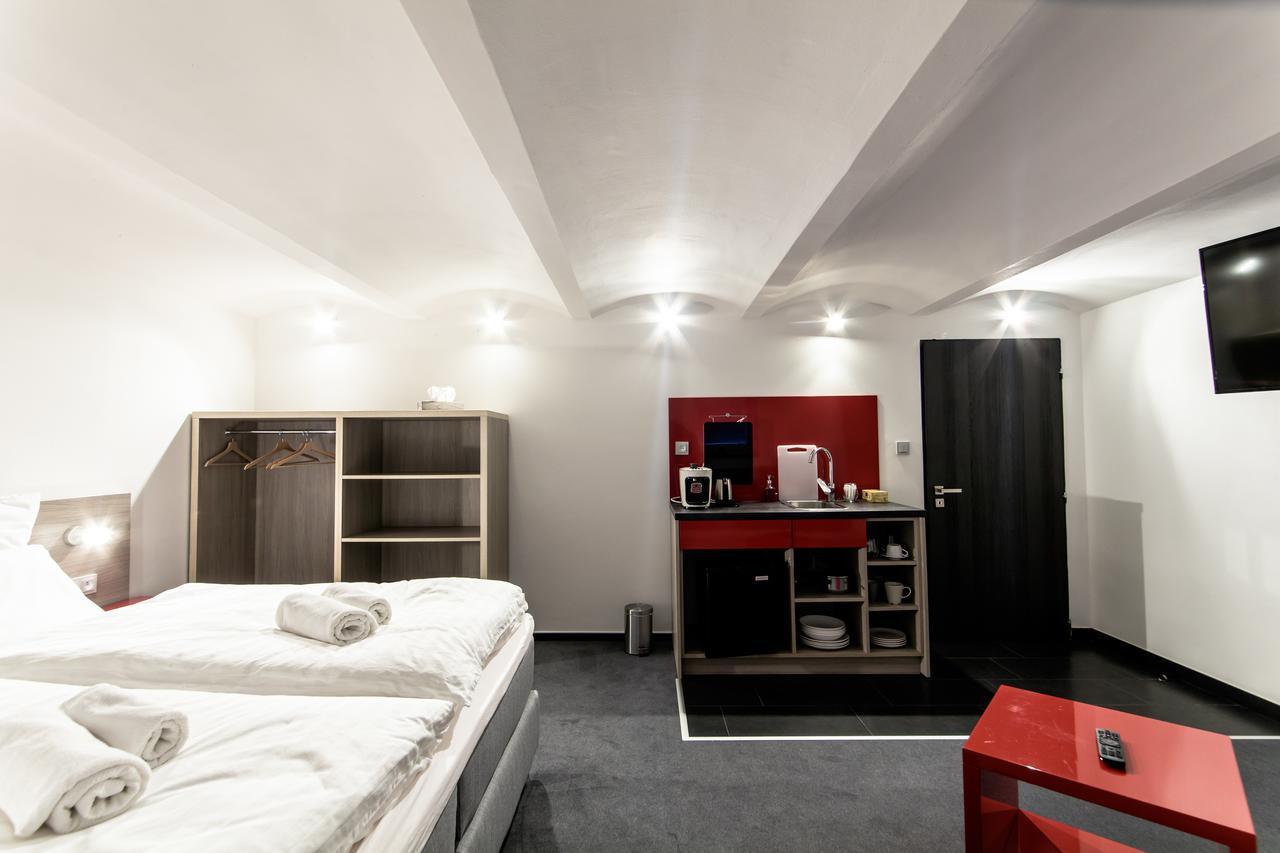 Silesia Residence オストラヴァ エクステリア 写真 A typical room at the hotel