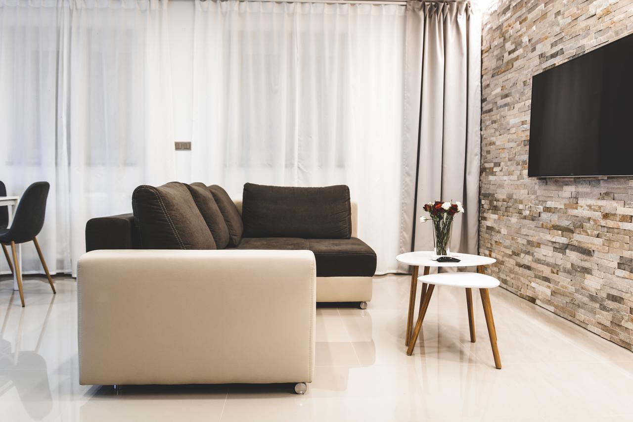 Silesia Residence オストラヴァ エクステリア 写真 A living room with a flat screen television