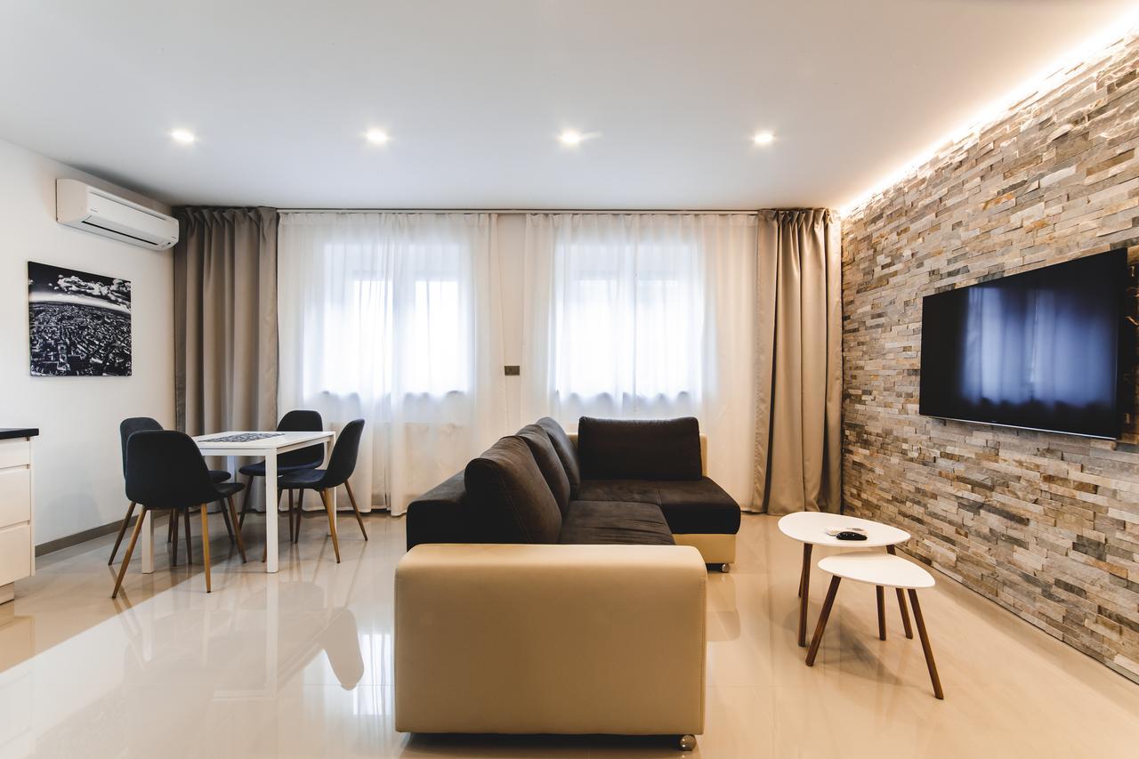 Silesia Residence オストラヴァ エクステリア 写真 A living room with a television