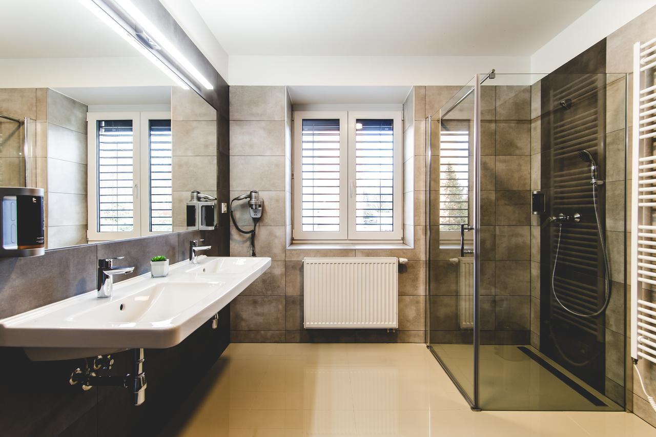 Silesia Residence オストラヴァ エクステリア 写真 Bathroom with shower