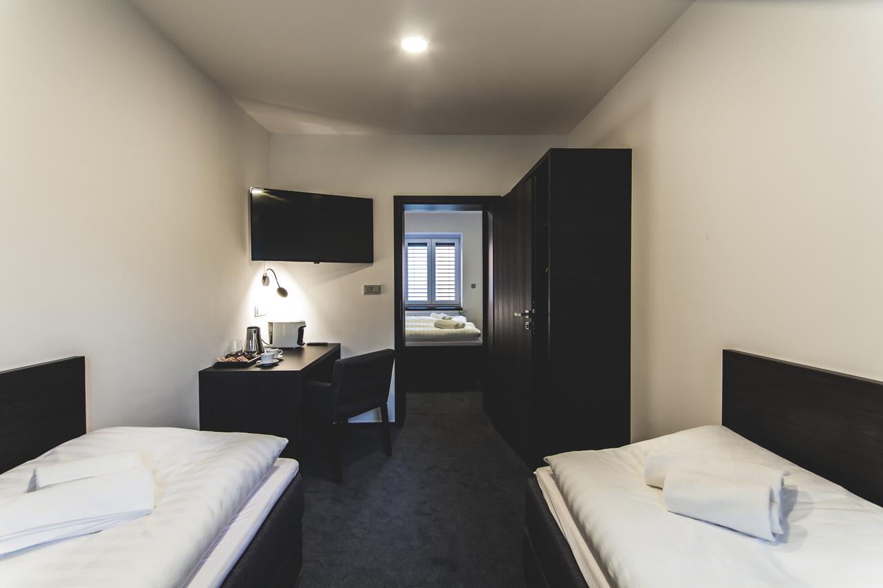 Silesia Residence オストラヴァ エクステリア 写真 A room at the hotel
