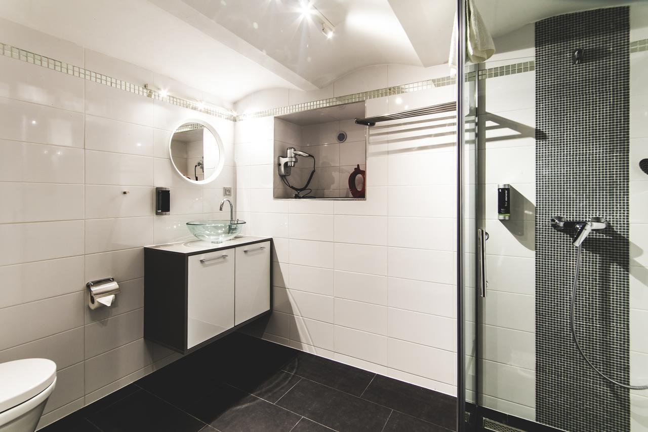 Silesia Residence オストラヴァ エクステリア 写真 Bathroom with shower