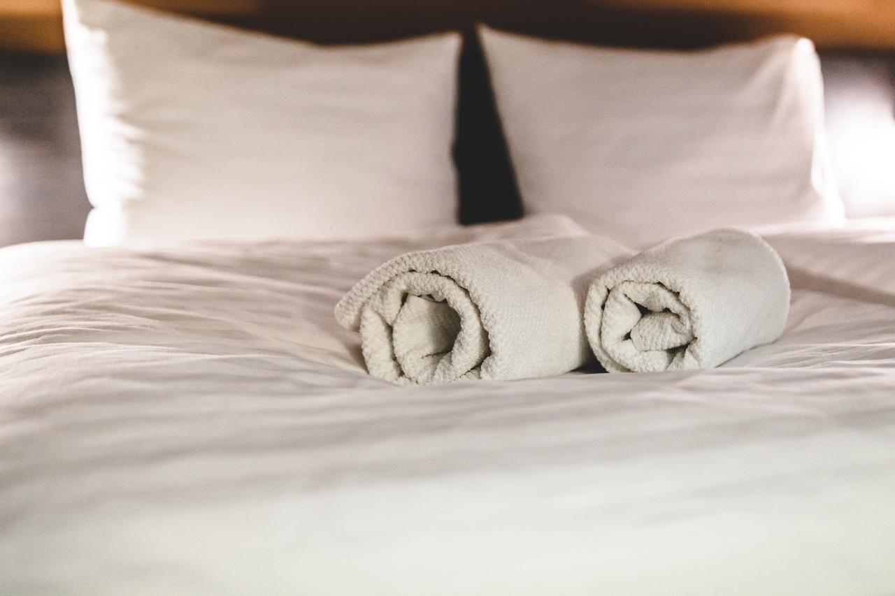 Silesia Residence オストラヴァ エクステリア 写真 Bath towels on a bed